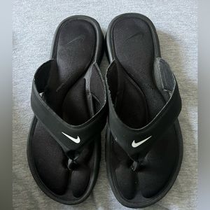 black nike flip flops